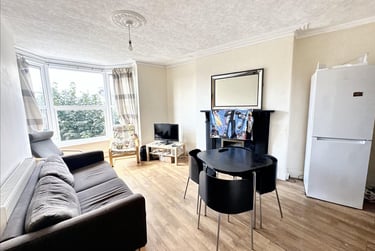 4 bed flat, Seymour Avenue, Lipson, Plymouth, PL48RB - Image 1